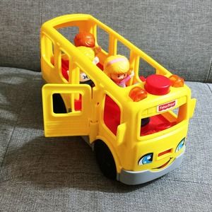 Vintage Fisher Price Toy School Bus with 4 Figures Music Lights Sounds Talking